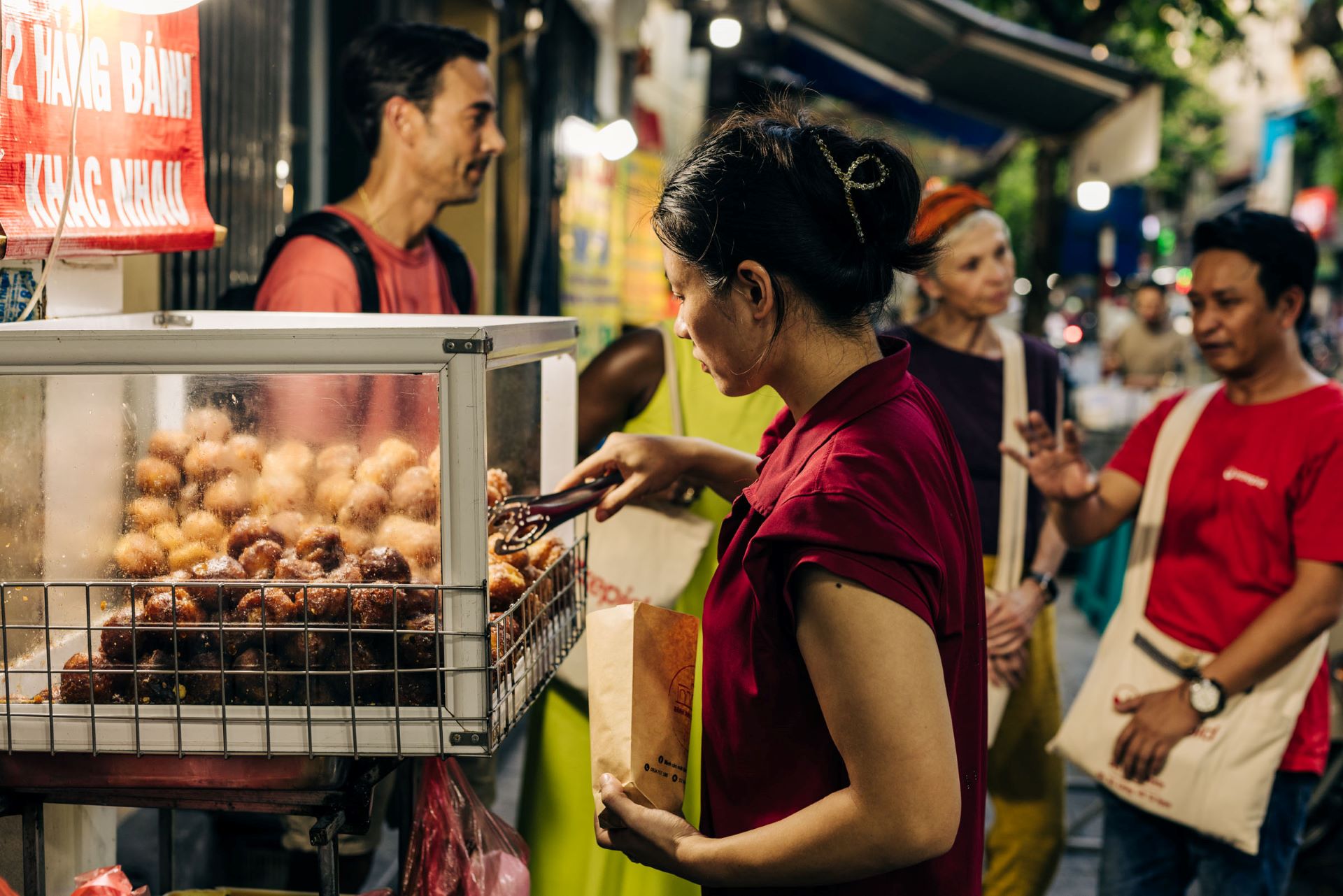 Hanoi’s Night Food Markets: A Gastronomic Delight